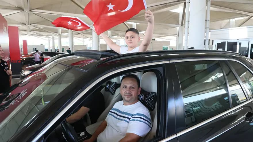 Edirne Sınır Kapısı'nda Gurbetçilerin Sevinç Dolu Anları — görsel 3
