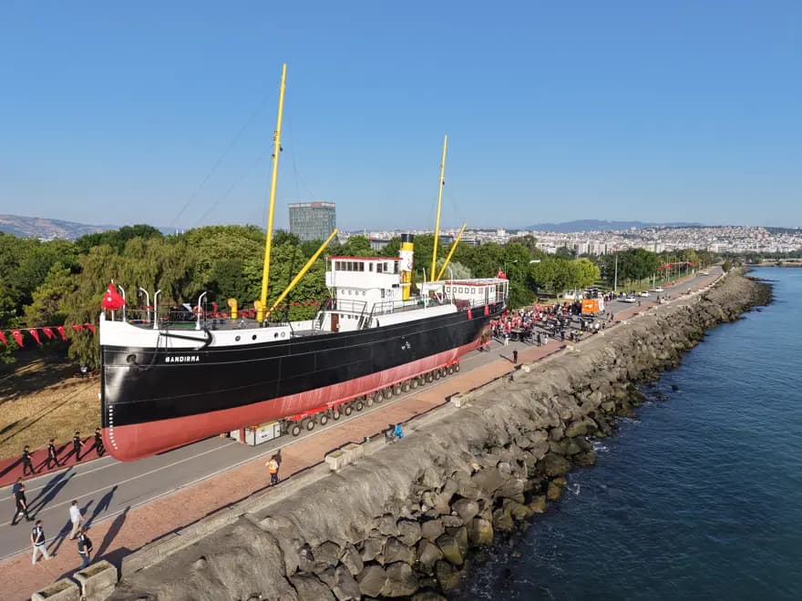Samsun'da Bandırma Vapuru Karadan Taşınıyor: Tarihi Anlar