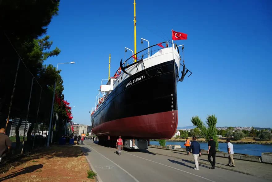 Samsun'da Bandırma Vapuru Karadan Taşınıyor: Tarihi Anlar — görsel 2