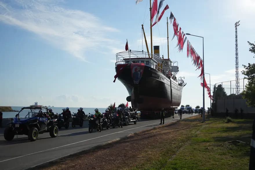Samsun'da Bandırma Vapuru Karadan Taşınıyor: Tarihi Anlar — görsel 3