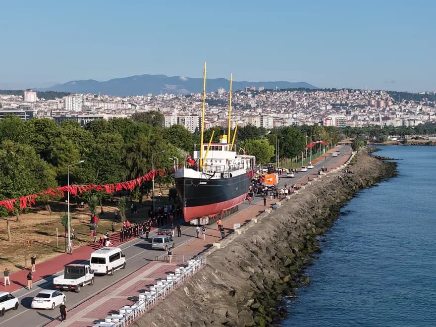 Samsun'da Bandırma Vapuru Karadan Taşınıyor: Tarihi Anlar — görsel 4