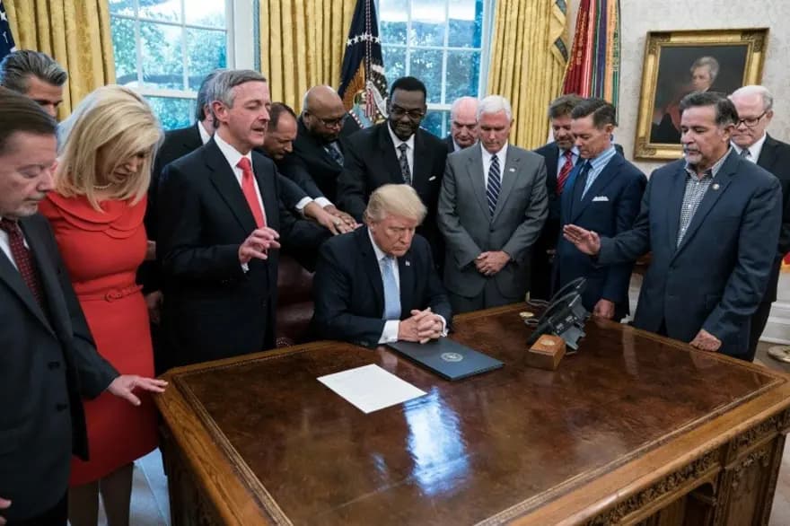 ABD'de Demokrat Rahipler, Trump'a Karşı Seçimlerde Mücadele Ediyor