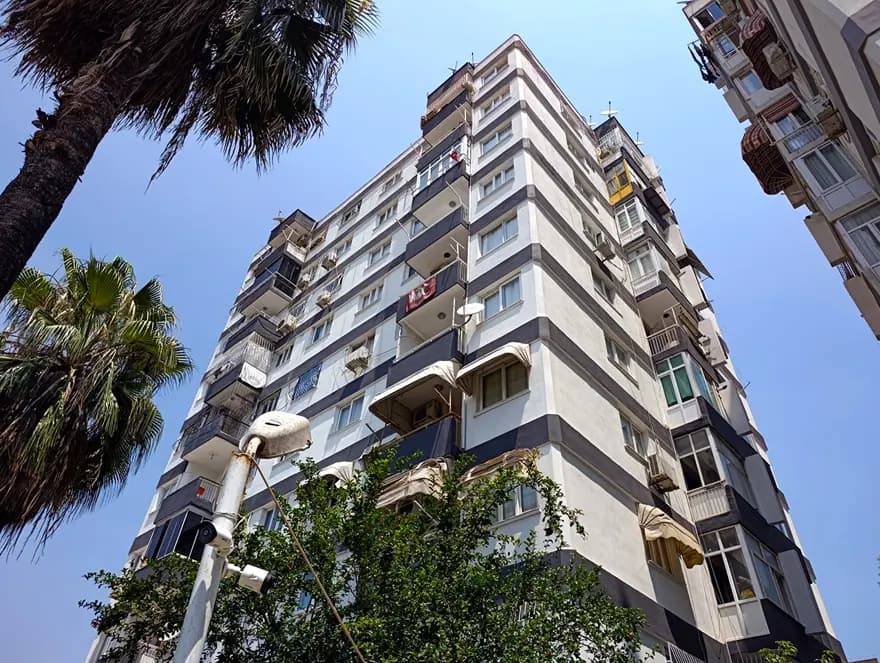 Adana'da Şok Edici Olay: Çekiçle Saldırı ve Boğaz Kesme
