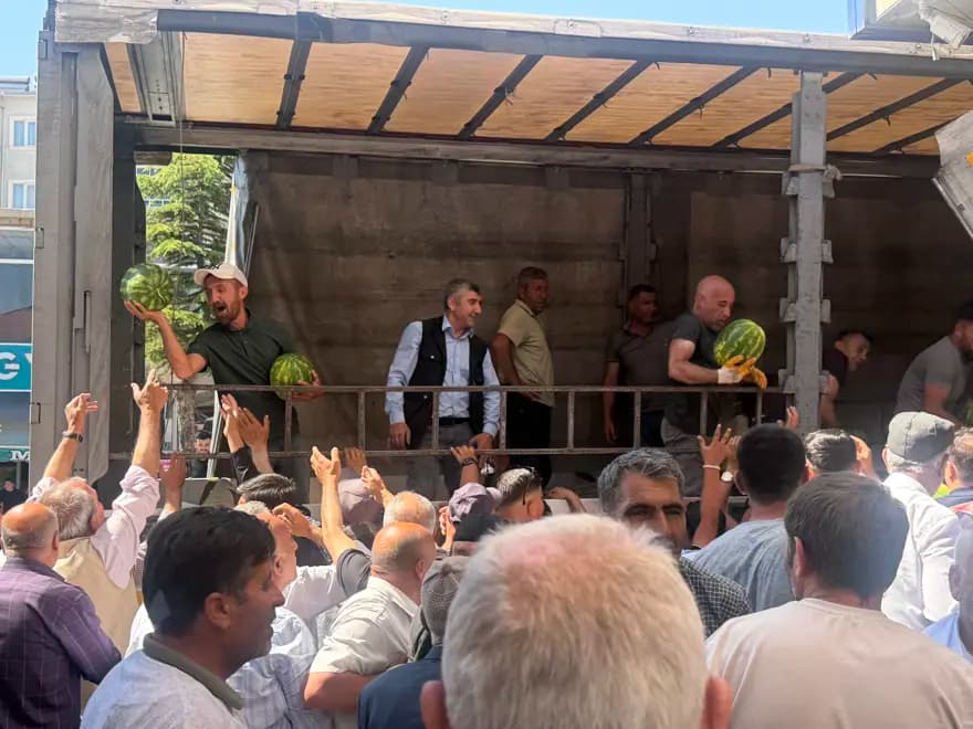 Adana'da 30 Ton Ücretsiz Karpuz Dağıtımı Trafik Yoğunluğu Yarattı