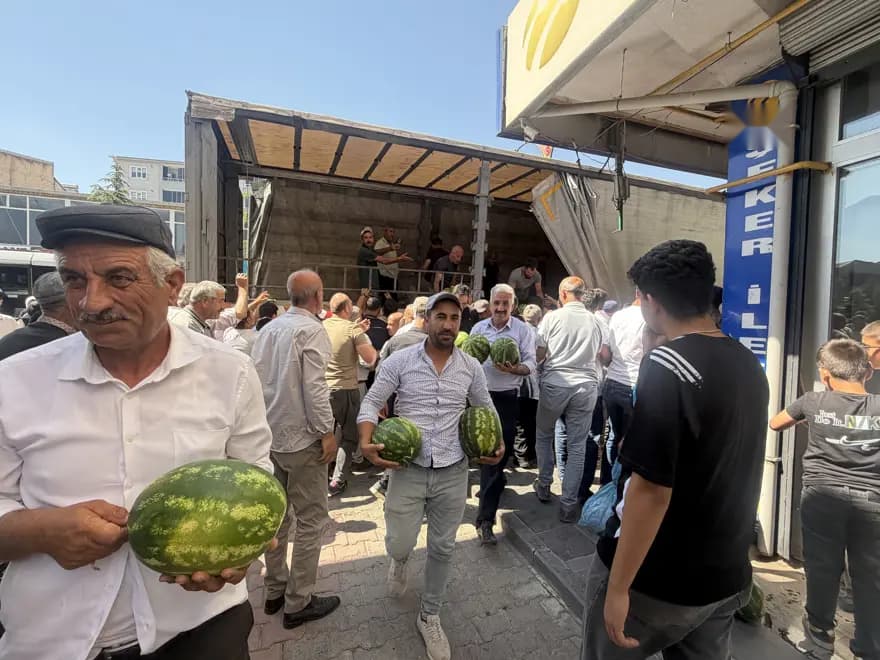 Adana'da 30 Ton Ücretsiz Karpuz Dağıtımı Trafik Yoğunluğu Yarattı — görsel 2