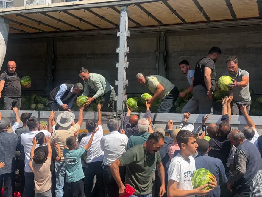 Adana'da 30 Ton Ücretsiz Karpuz Dağıtımı Trafik Yoğunluğu Yarattı — görsel 3