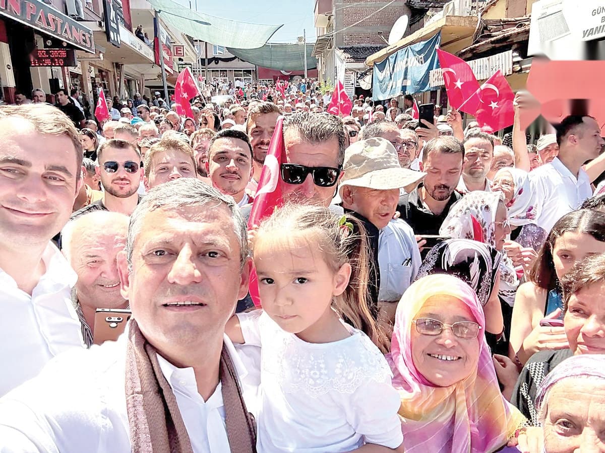 CHP'den Yeni Bir Dönüşüm: Özgür Özel İzmir'de Mesaj Verdi