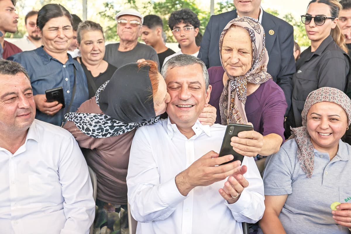 CHP'den Yeni Bir Dönüşüm: Özgür Özel İzmir'de Mesaj Verdi — görsel 3