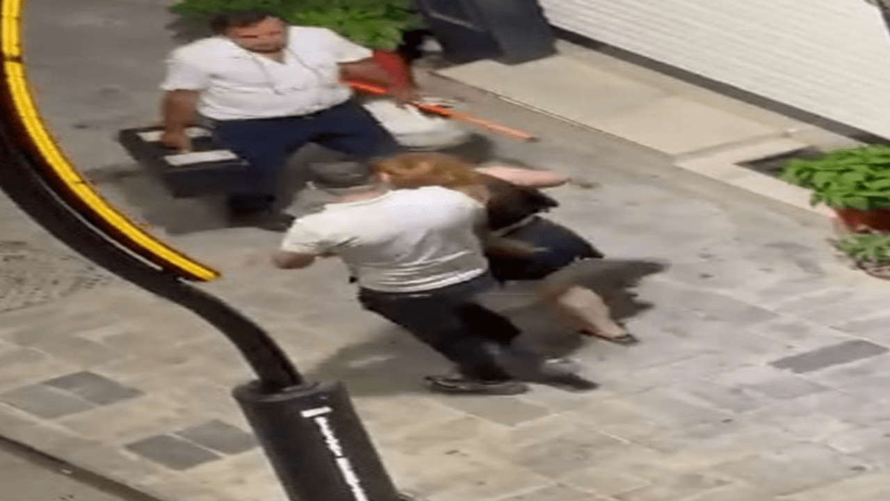 Kadın, zorla götürülmeye çalışılırken yardım istedi!