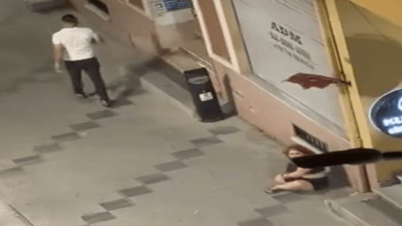 Kadın, zorla götürülmeye çalışılırken yardım istedi! — görsel 2