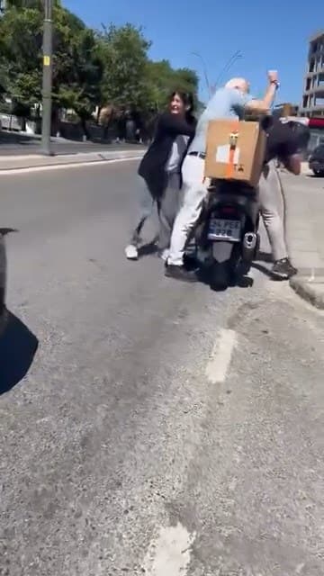 Motokurye ile tartışma kaza ile sonuçlandı: Aracı geri viteste unuttu