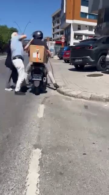 Motokurye ile tartışma kaza ile sonuçlandı: Aracı geri viteste unuttu — görsel 2