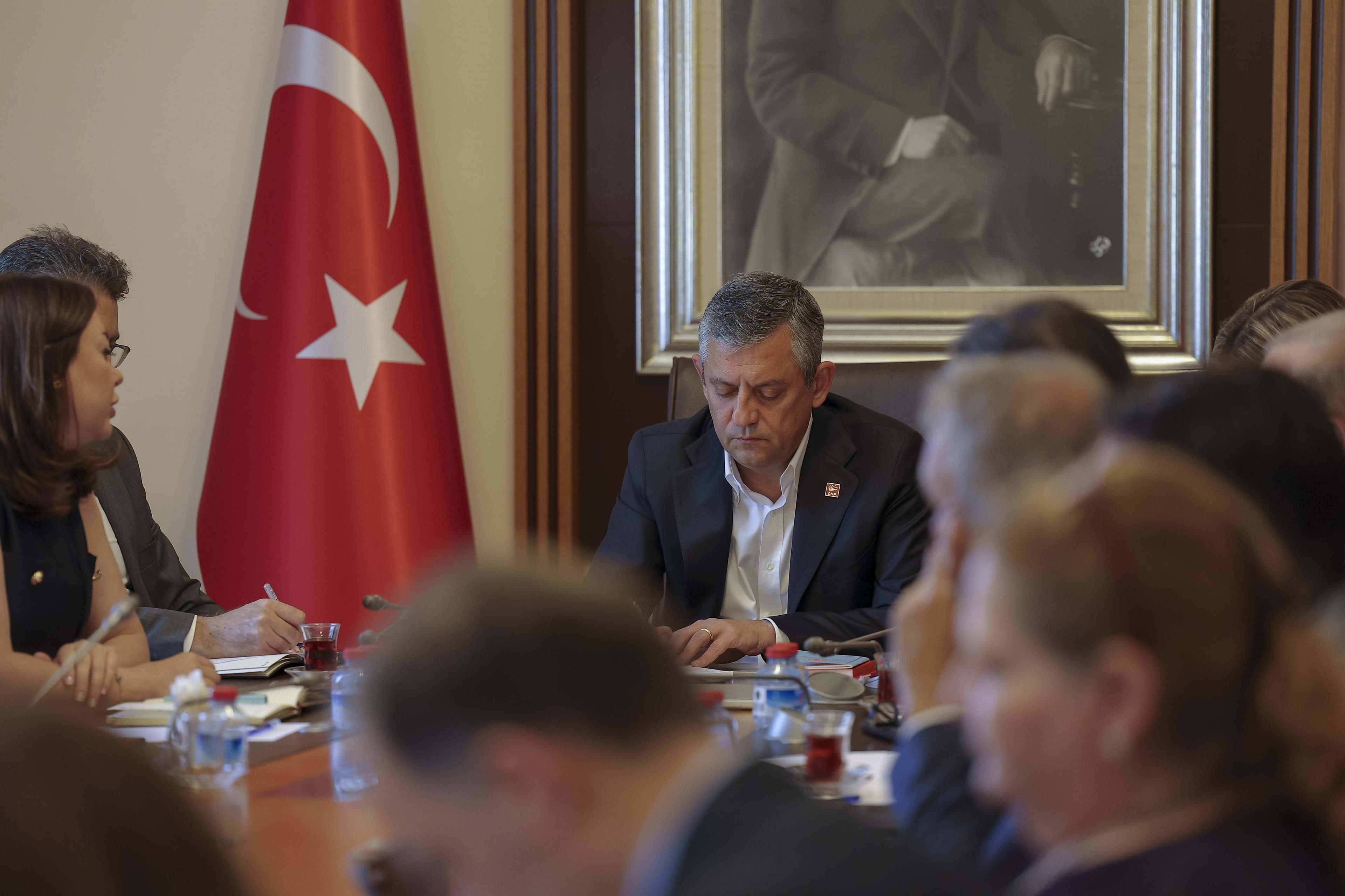 Özgür Özel'in Masasında Son Anket: Kamuoyu Tepkisi ve Beklentiler