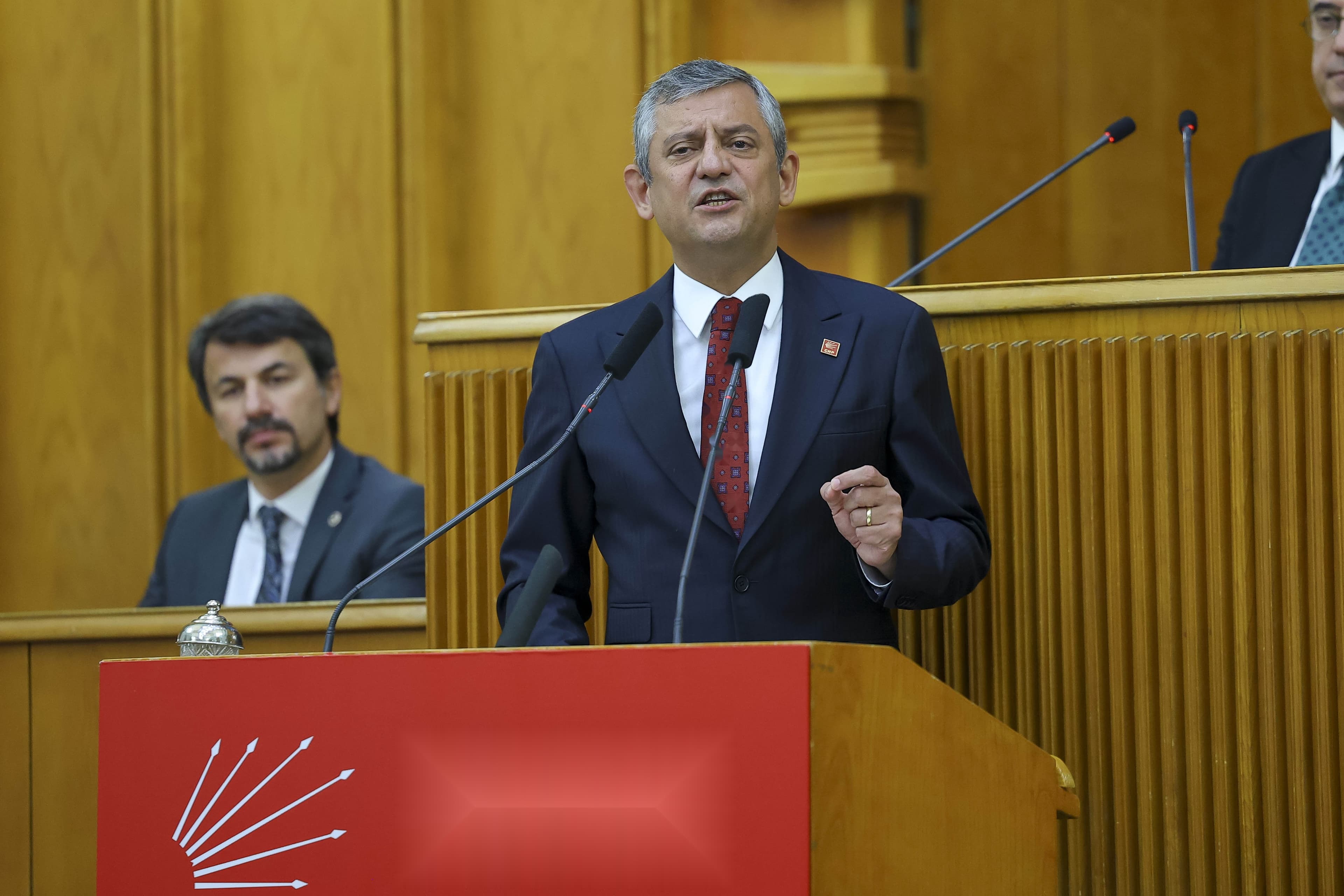 Özgür Özel'in Masasında Son Anket: Kamuoyu Tepkisi ve Beklentiler — görsel 4