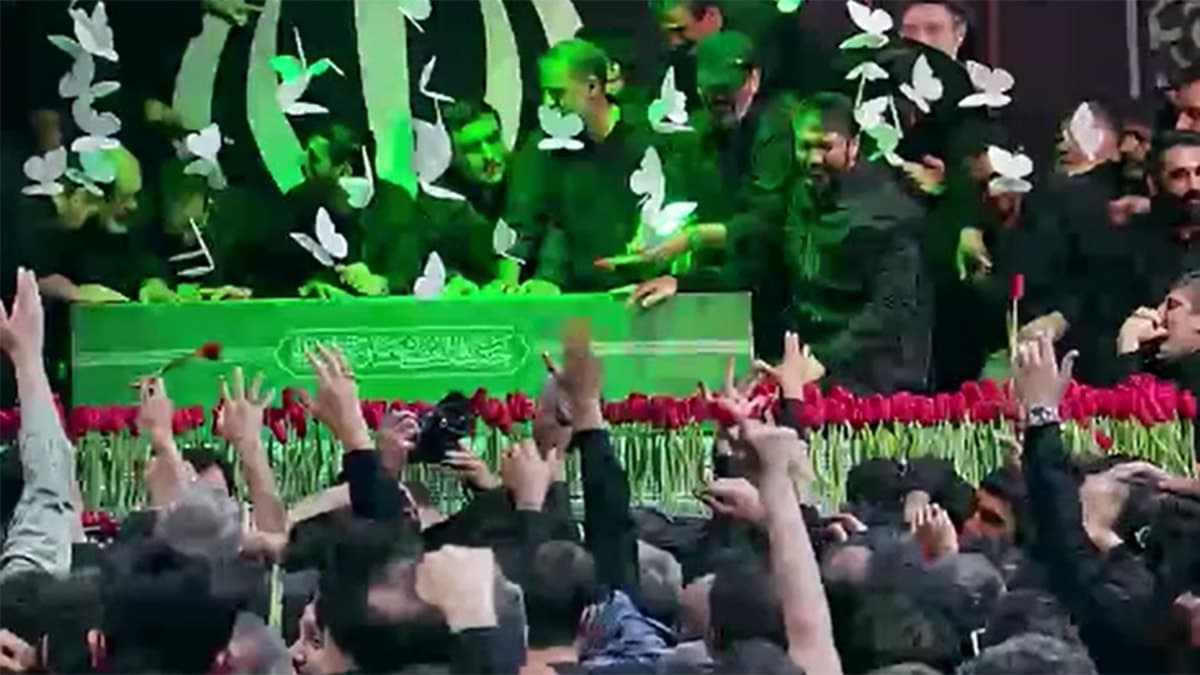 İran'da Hamaney'e Veda Töreni: Binlerce Kişi Tabuta Dokunmak İçin Yarıştı
