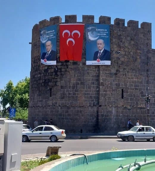 Diyarbakır'da MHP Pankartı: Bahçeli'ye Destek Gösterisi