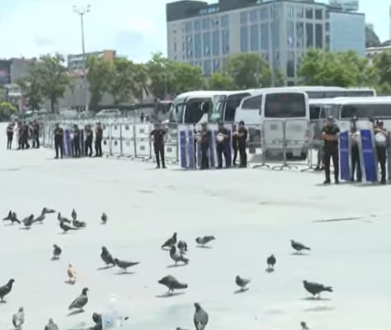 Komedyen Deniz Göktaş Adliyeye Sevk Edildi, Destek Gösterileri Yapıldı — görsel 3
