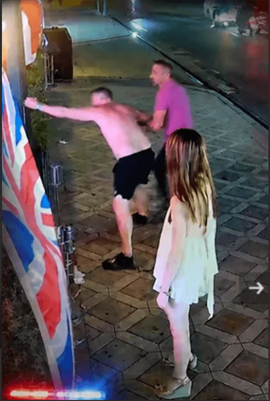 Marmaris'te Sarhoş İngiliz Turist Eşine ve Çocuklarına Saldırdı