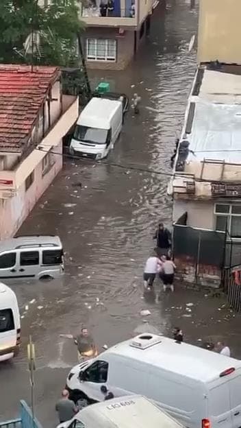 İstanbul'da Sağanak Yağış Etkili, Valilikten Uyarılar Geldi