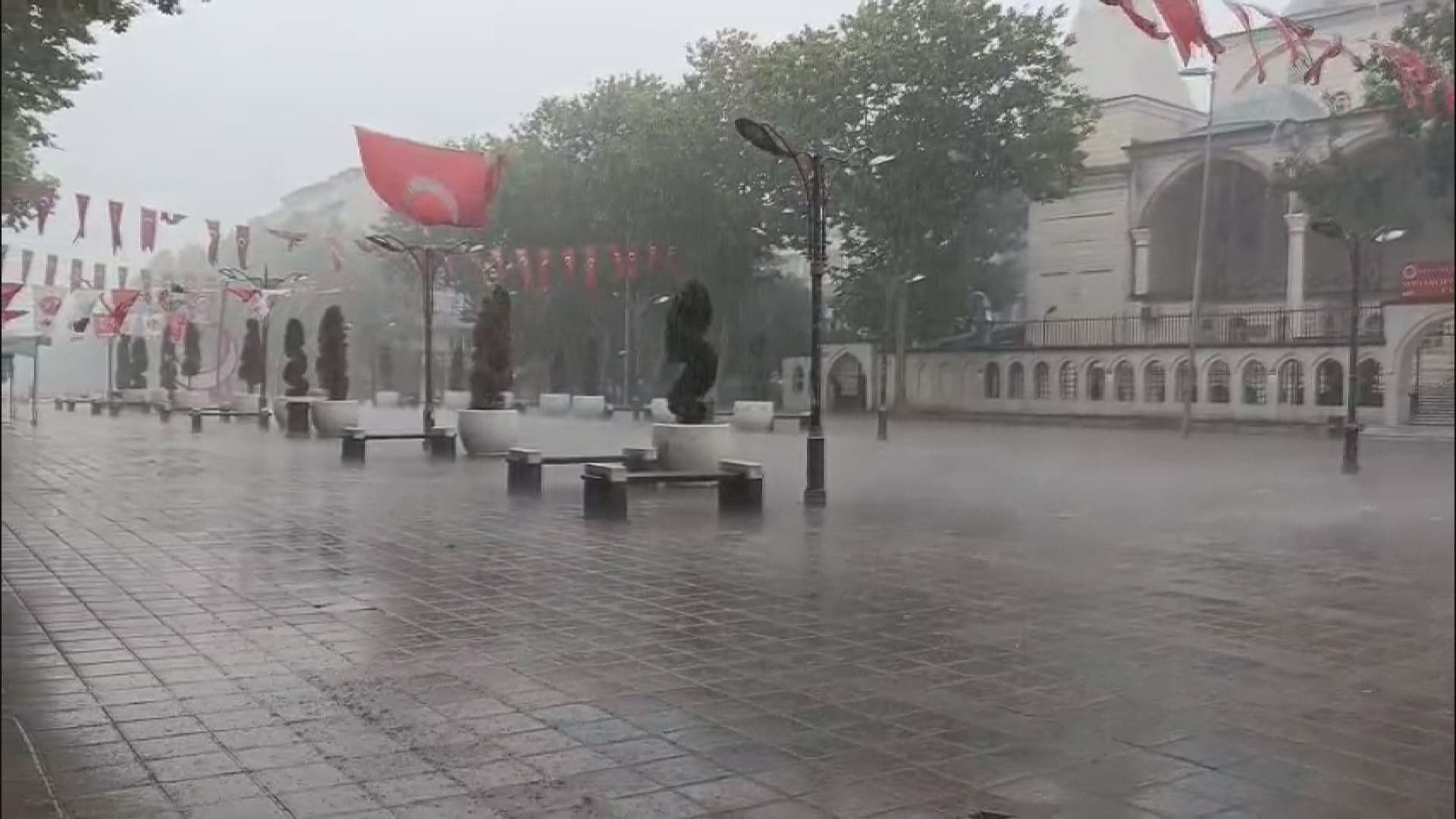İstanbul'da Sağanak Yağış Etkili, Valilikten Uyarılar Geldi — görsel 5