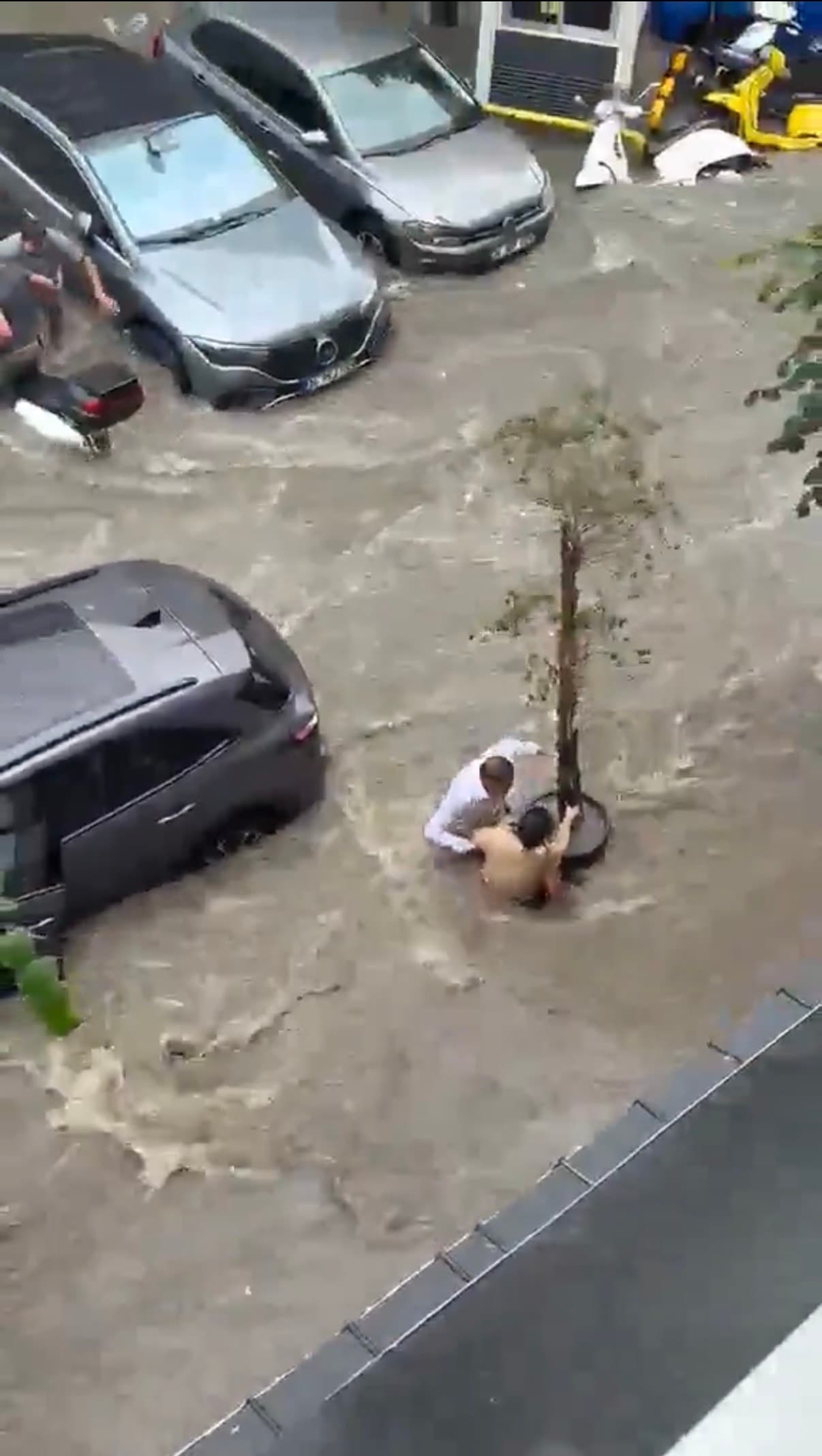 İstanbul'da Şiddetli Yağışlar Hayatı Olumsuz Etkiledi — görsel 6