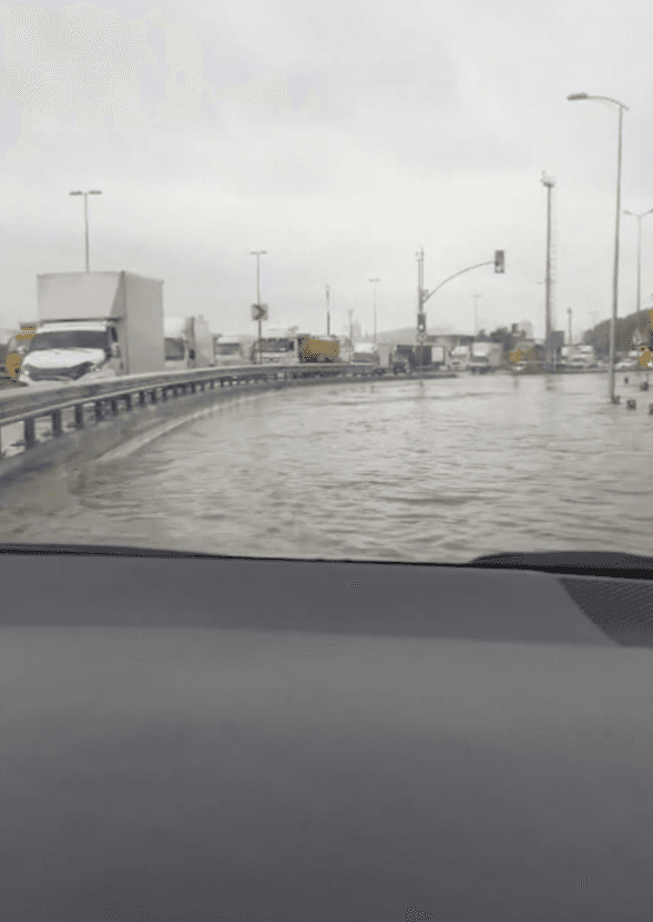 İstanbul'da Sağanak Yağışlar Su Baskınlarına Neden Oldu