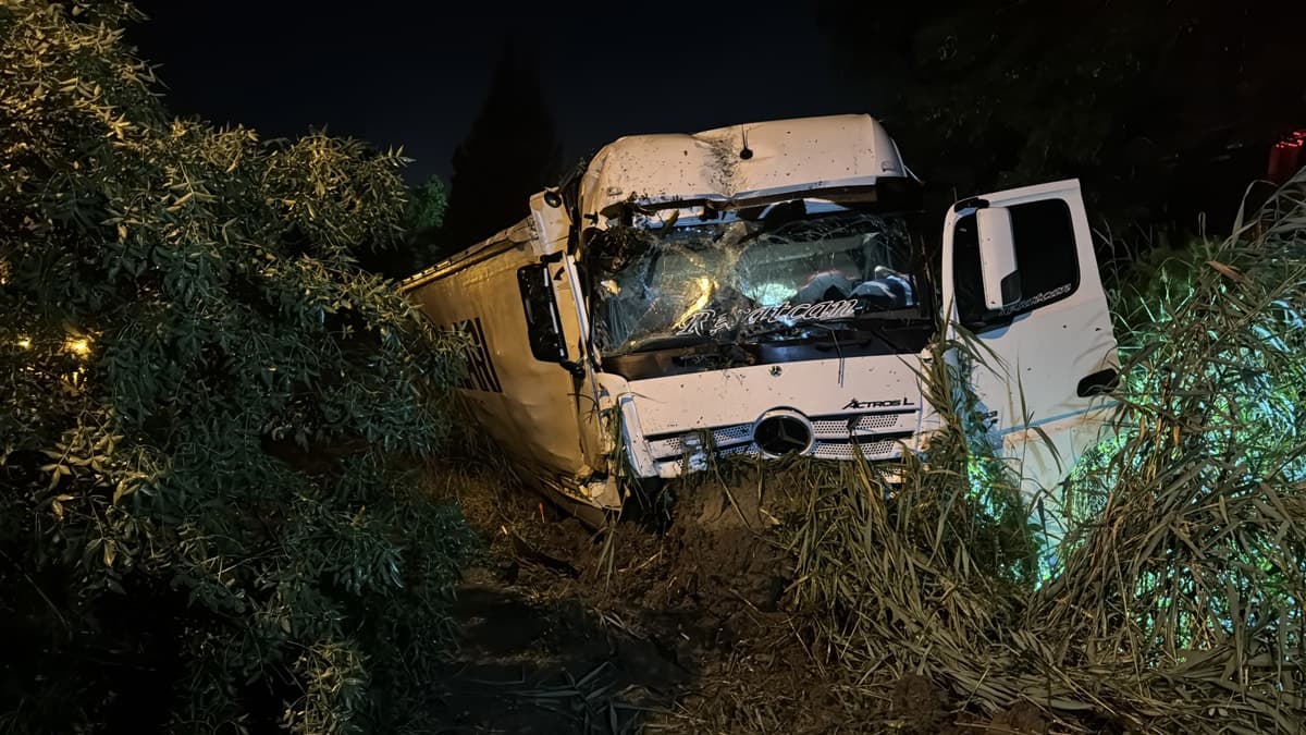 Kocaeli'de Emniyet Şeridinde Kaza: Bir Çocuk Hayatını Kaybetti