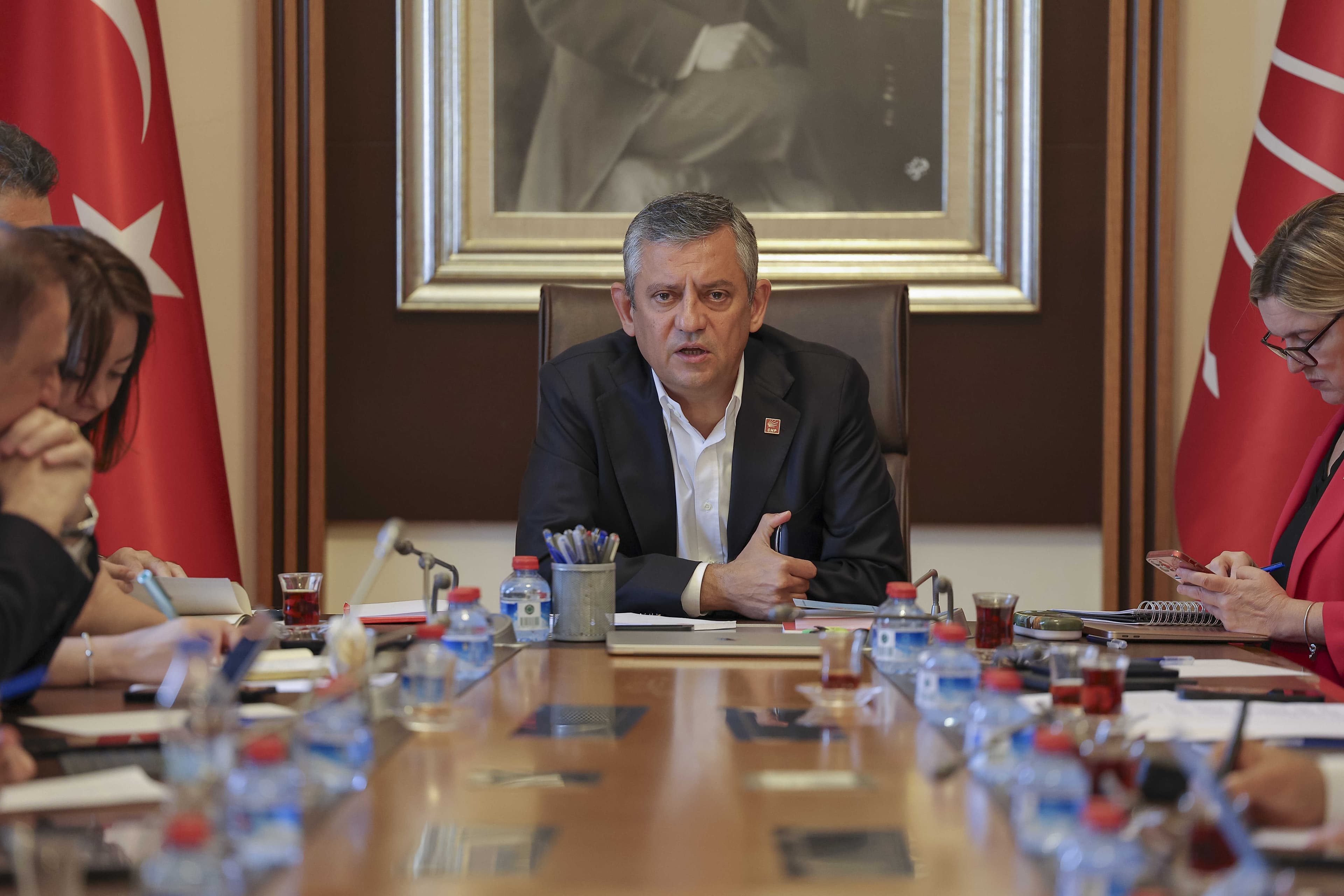 Özgür Özel'in Masasına Gelen Anket Sonuçları Dikkat Çekti — görsel 2