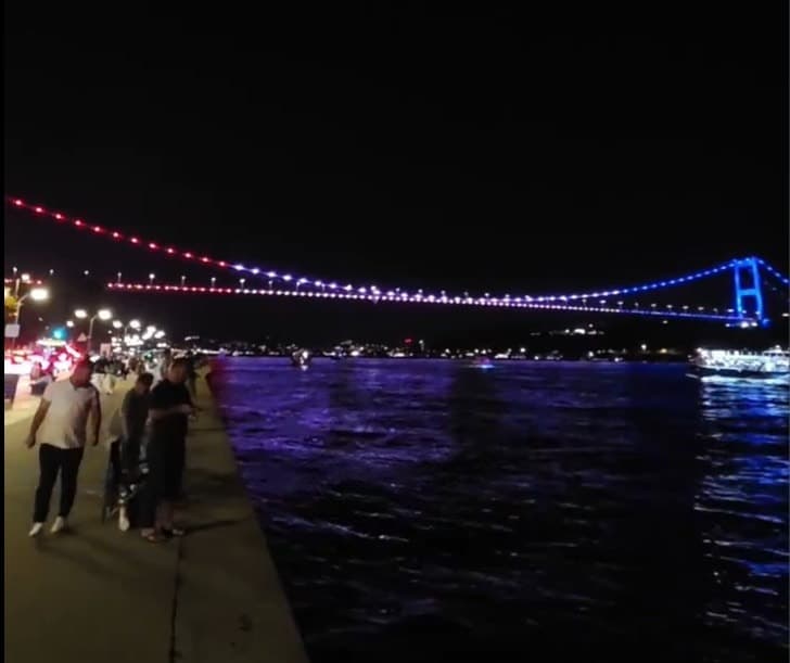 İstanbul'da Trump'a Özel Jest: FSM Köprüsü ABD Renkleriyle Aydınlatıldı — görsel 2