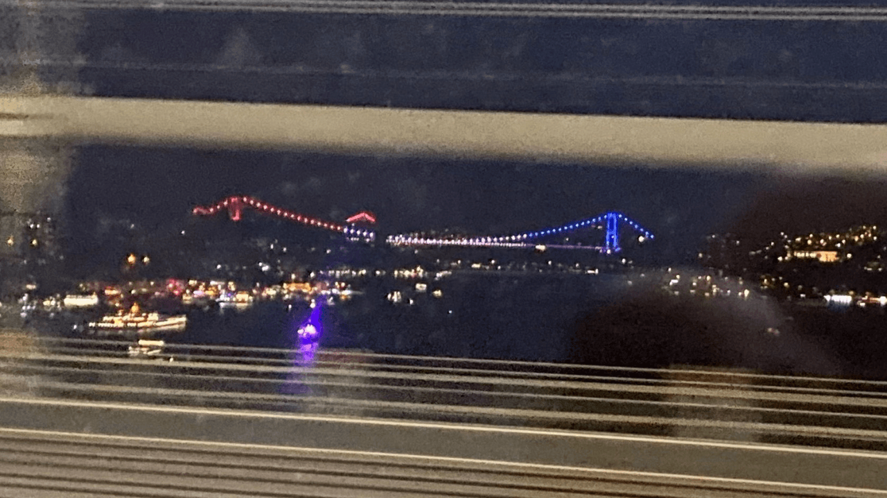 İstanbul'da Köprü ABD Renklerine Büründü, CHP'den Sert Tepki