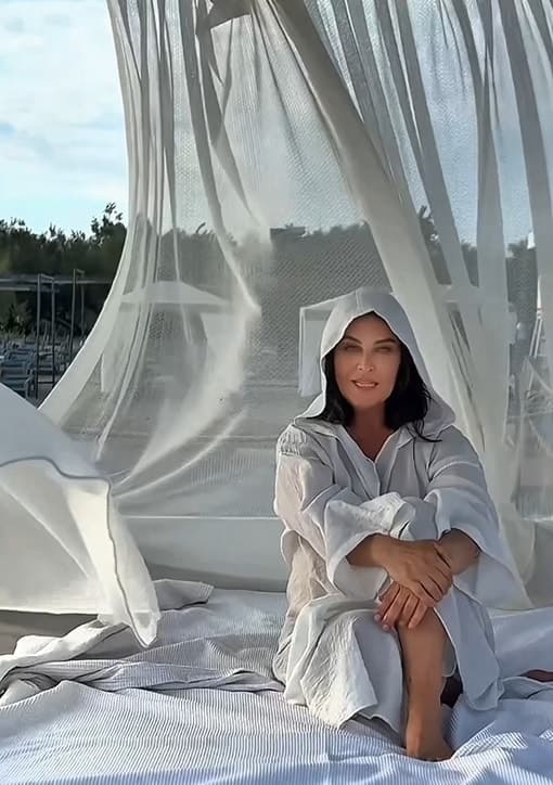 Hülya Avşar, Yeni Şarkısı 'Kral Olsan' ile Gündem Oldu — görsel 3