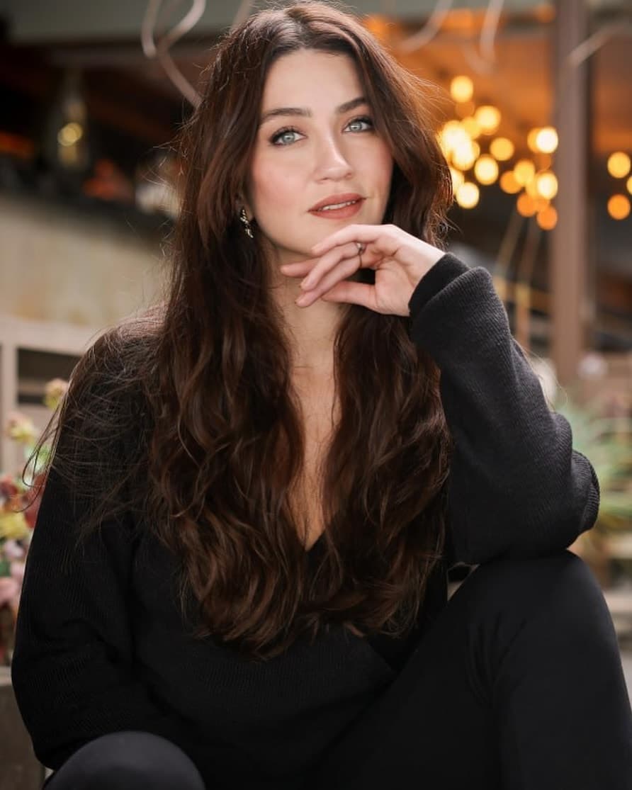 Ceren Benderlioğlu, Aşk ve Taht Dizisinde Yeni Rolüyle Dikkat Çekiyor