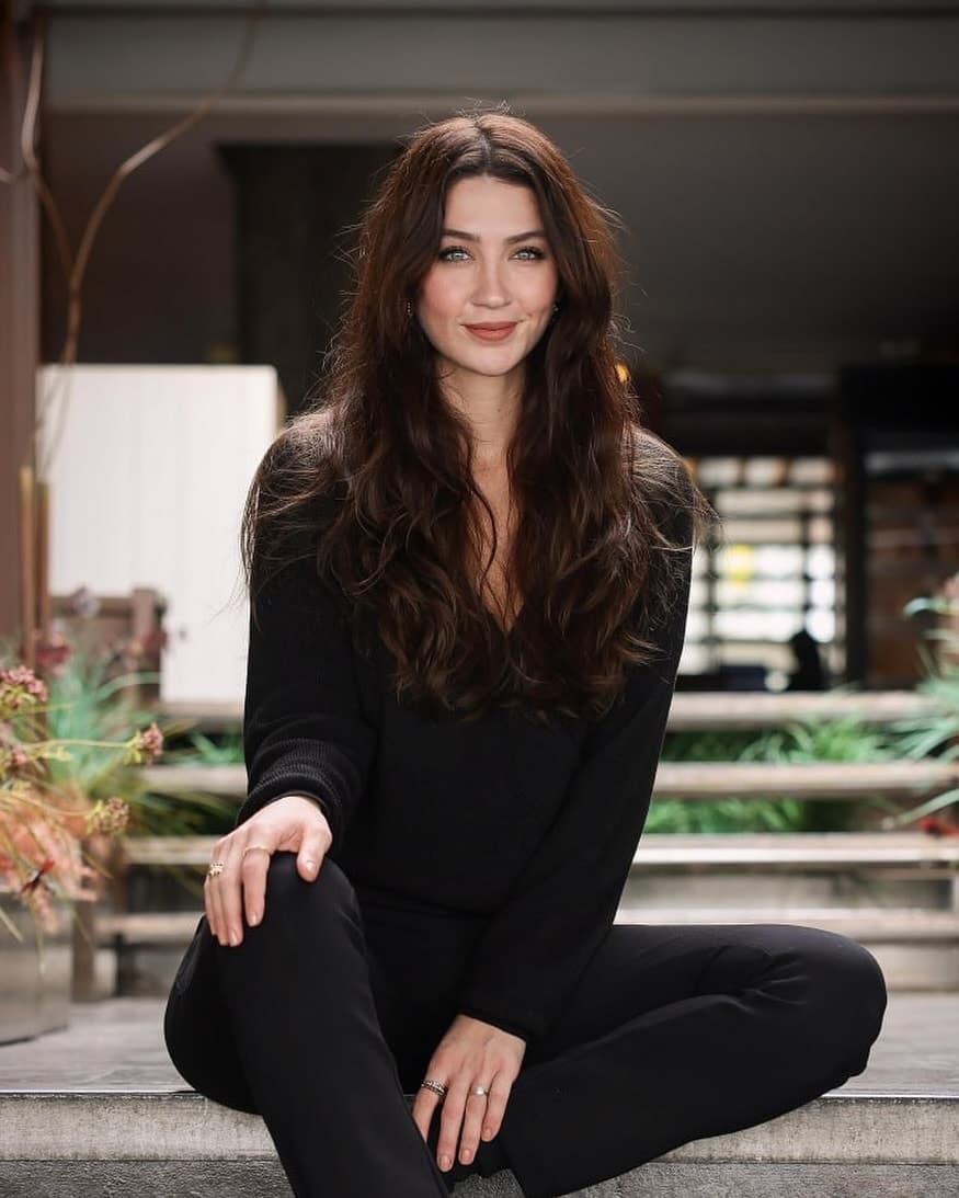 Ceren Benderlioğlu, Aşk ve Taht Dizisinde Yeni Rolüyle Dikkat Çekiyor — görsel 2