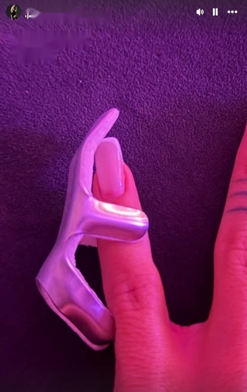 İrem Derici'nin Sağlık Sorunu: 'Smartphone Pinky' Sendromu Nedir?