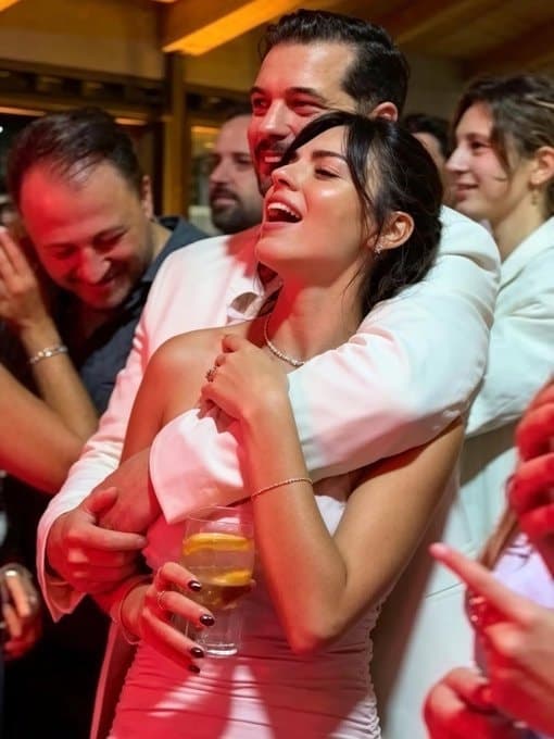 Çağatay Ulusoy ve Aslıhan Malbora'nın Aşkı Düğünde Ortaya Çıktı