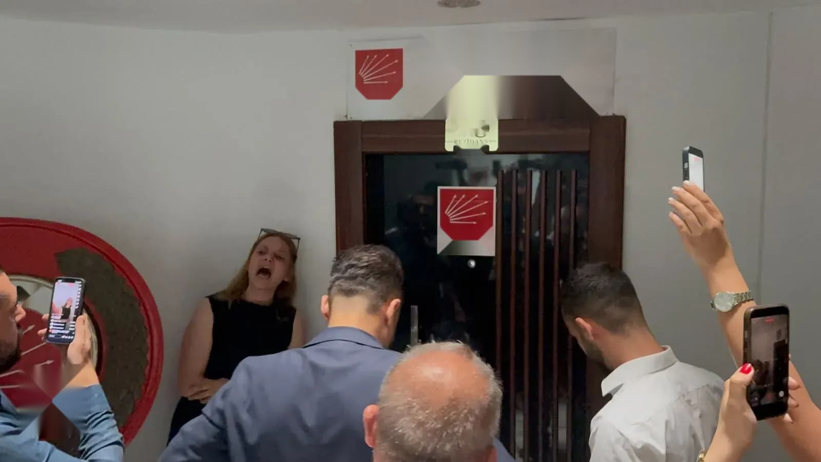 Osmaniye CHP İl Binasında Gergin Devir Teslimi Gerçekleşti