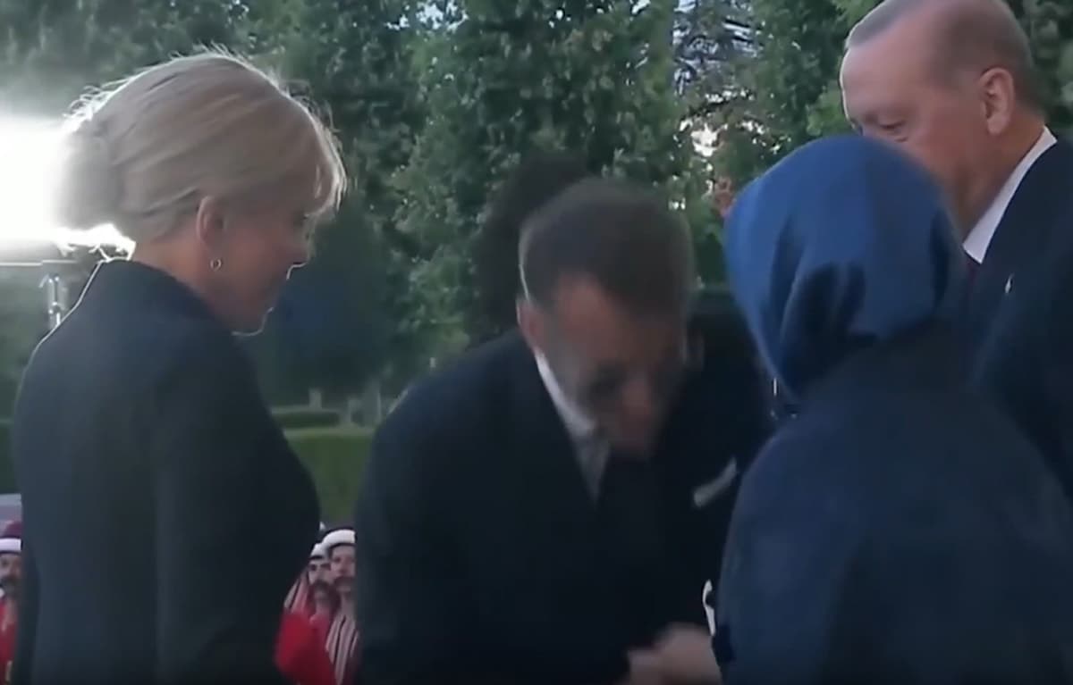 Macron, Emine Erdoğan'ın Elini Öpmeye Çalıştı: O Anlar Gündem Oldu