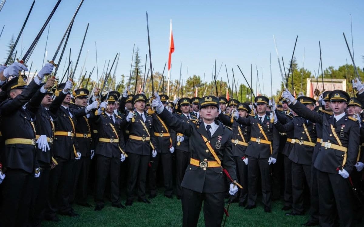 Teğmen, NATO Zirvesi'nde Türkiye'yi Takım Elbise ile Savundu — görsel 2