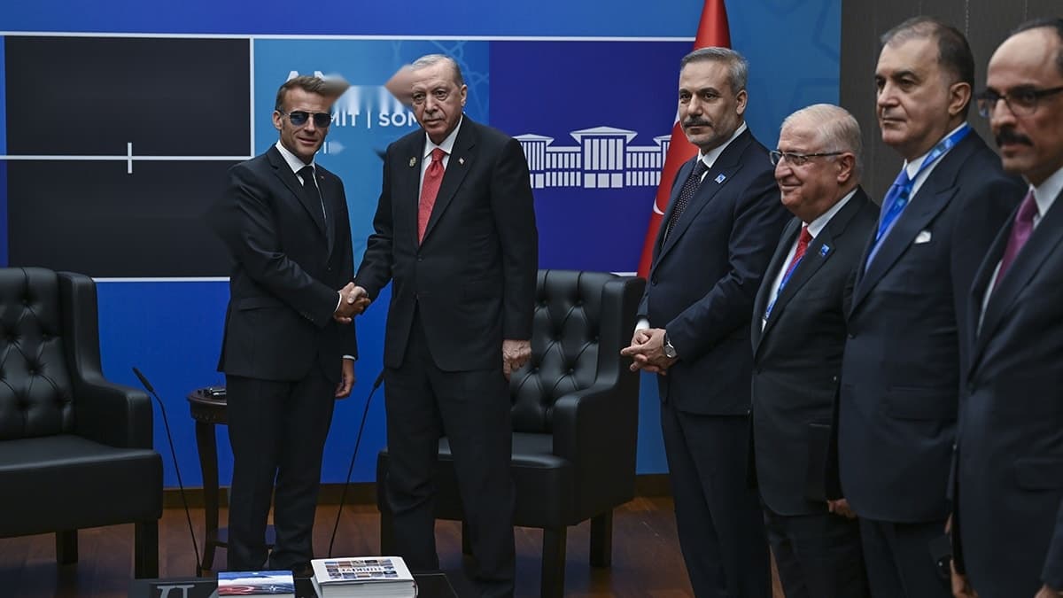 Macron'un Mavi Gözlüklerinin Sırrı: Siyasi İmaj mı Sağlık mı?