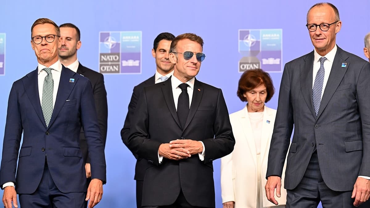 Macron'un Mavi Gözlüklerinin Sırrı: Siyasi İmaj mı Sağlık mı? — görsel 3