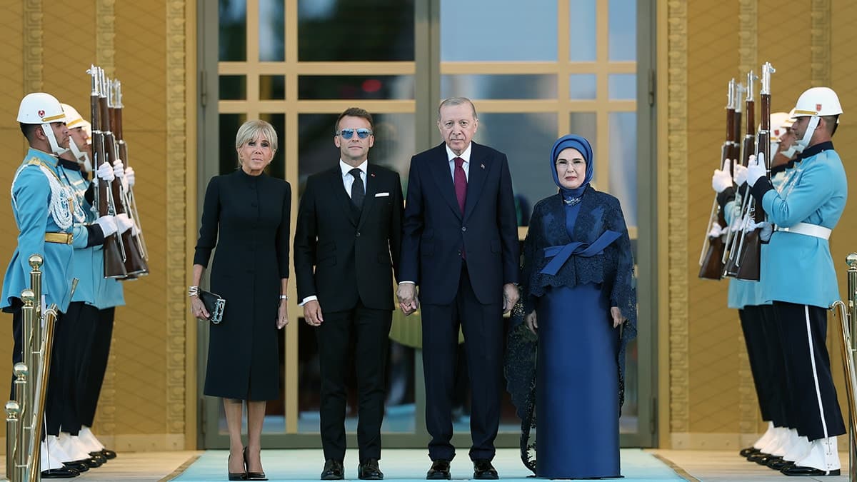 Macron'un Mavi Gözlüklerinin Sırrı: Siyasi İmaj mı Sağlık mı? — görsel 4