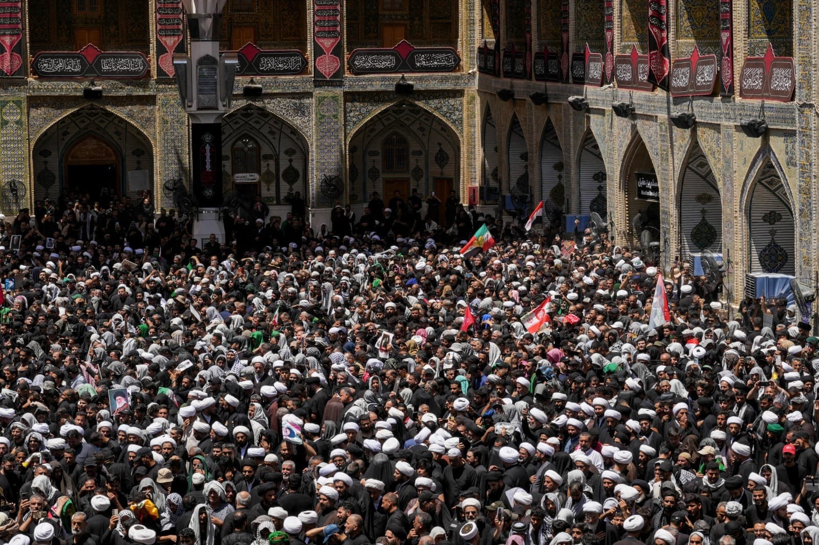 Hamaney'in cenazesi binlerce kişiyle uğurlandı