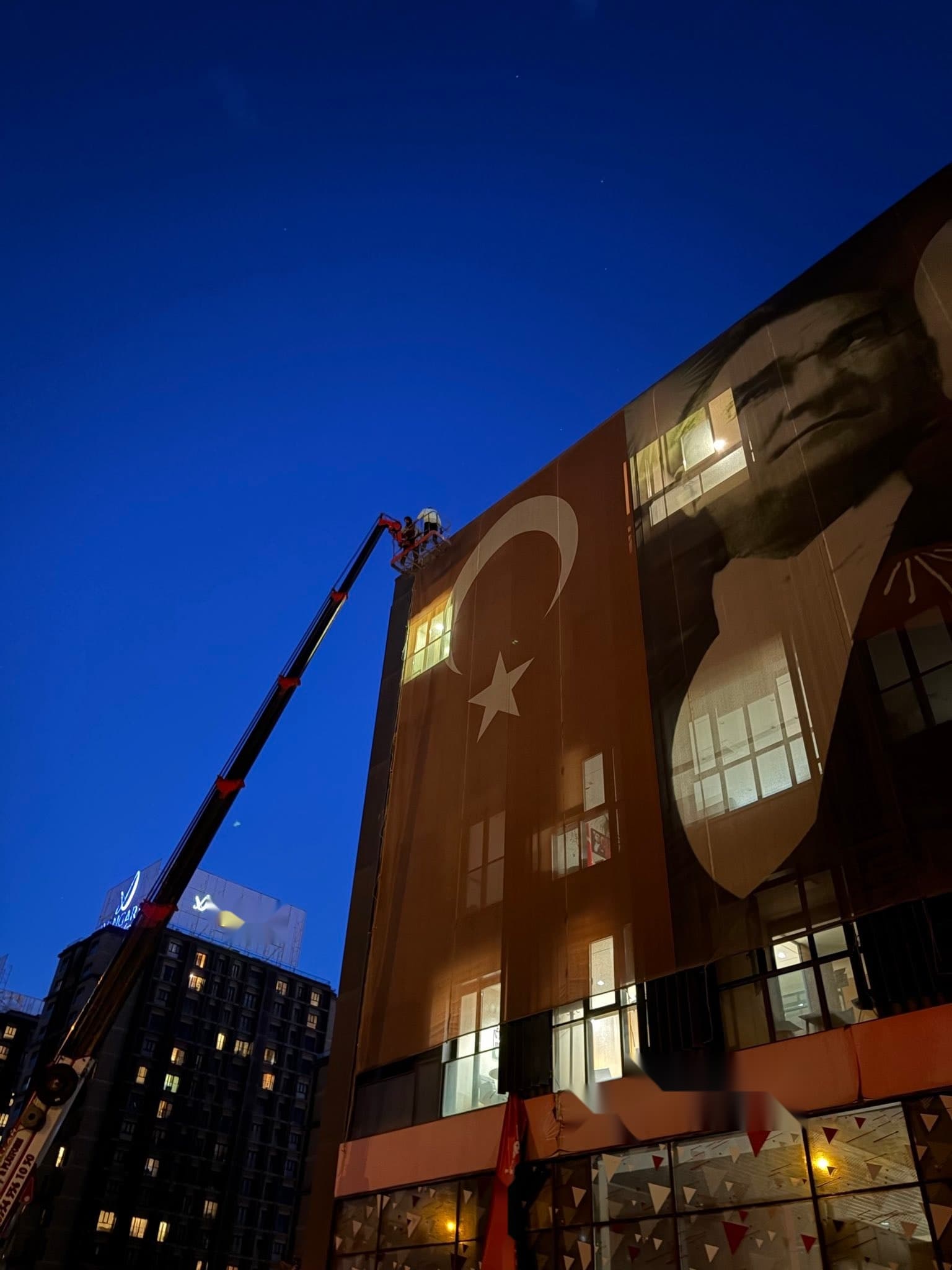 İmamoğlu Posterine Siyasi Mücadele: Gençler Yeniden Astı