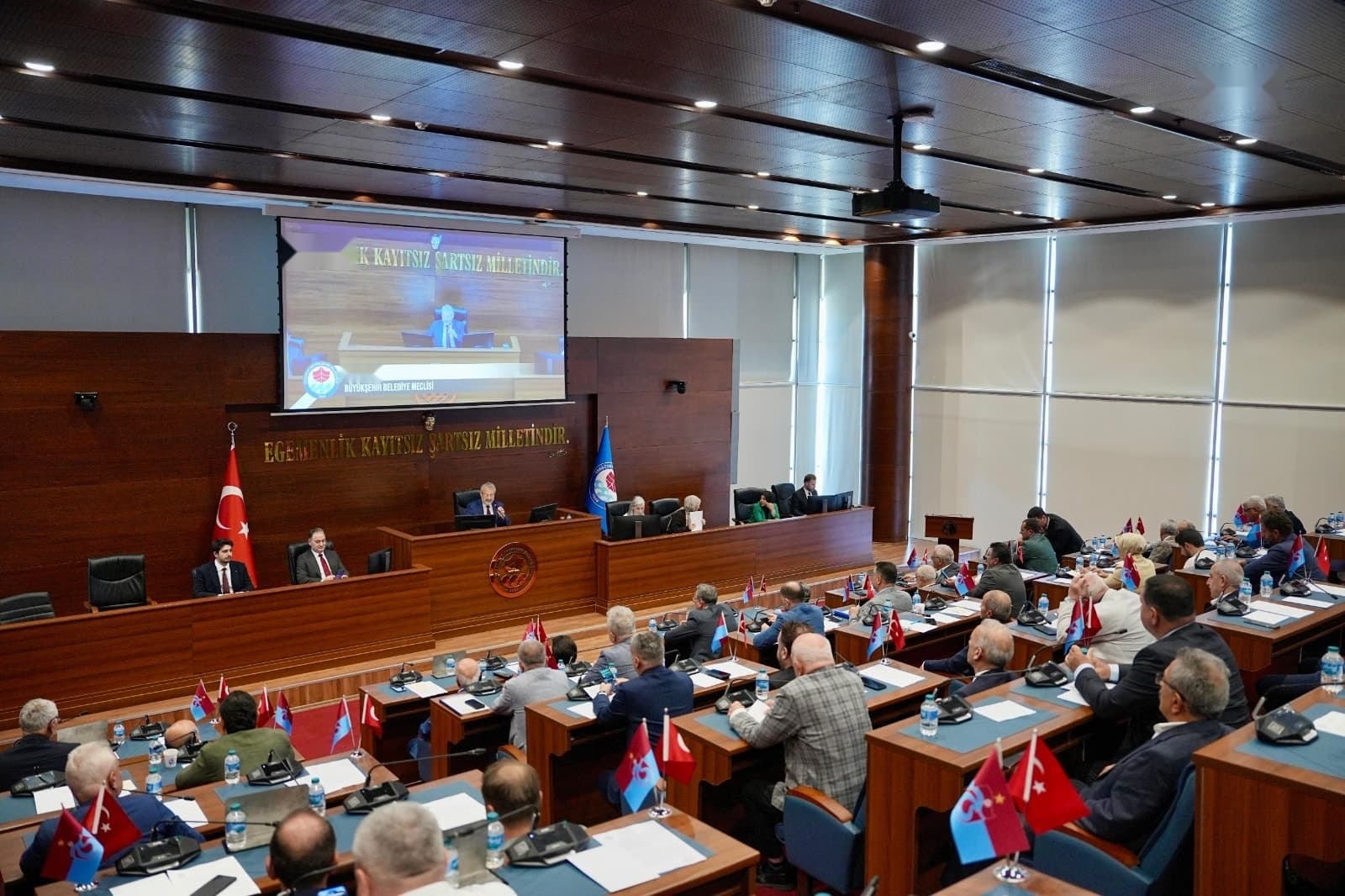 Trabzon Büyükşehir Meclisi'nde Özür Krizi: CHP Toplantıyı Terk Etti
