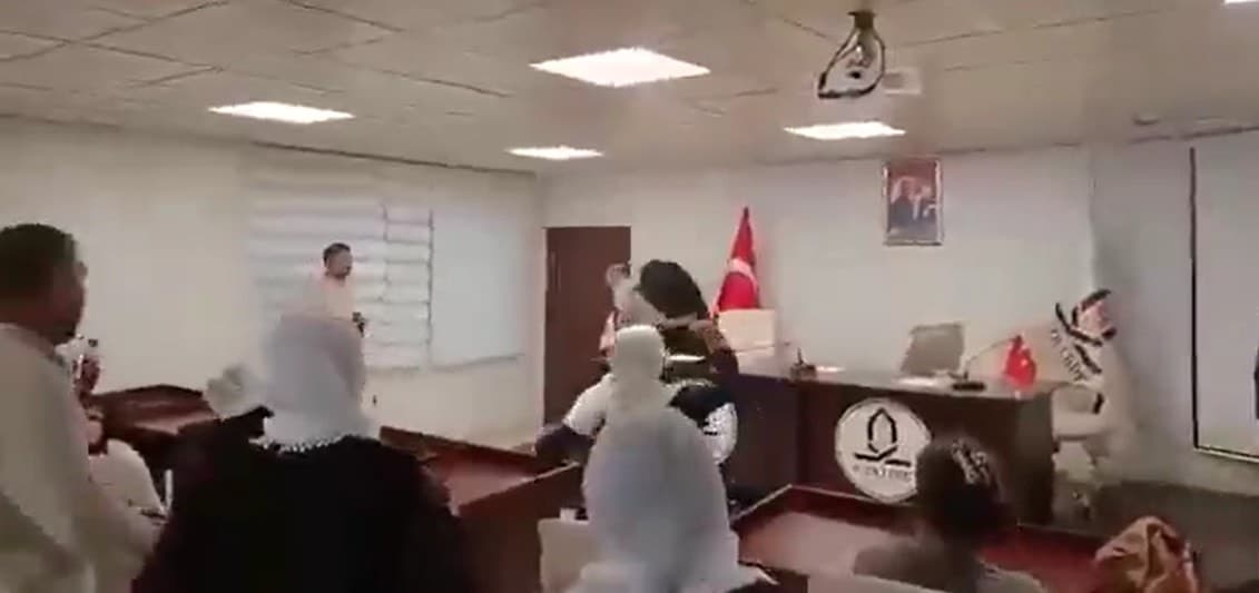 Kızıltepe Belediye Başkanı İpek'e İstifa Baskısı ve Yumurtalı Protesto
