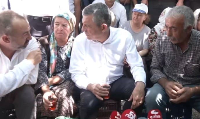 Özgür Özel'in Niğde Ziyareti: AKP'ye Karşı Coşkulu Karşılaşma