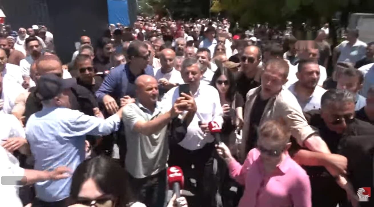 Özgür Özel'in Niğde Ziyareti: AKP'ye Karşı Coşkulu Karşılaşma — görsel 2
