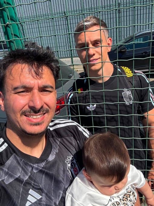 Beşiktaş Taraftarları Leandro Trossard'ı Coşkuyla Karşıladı